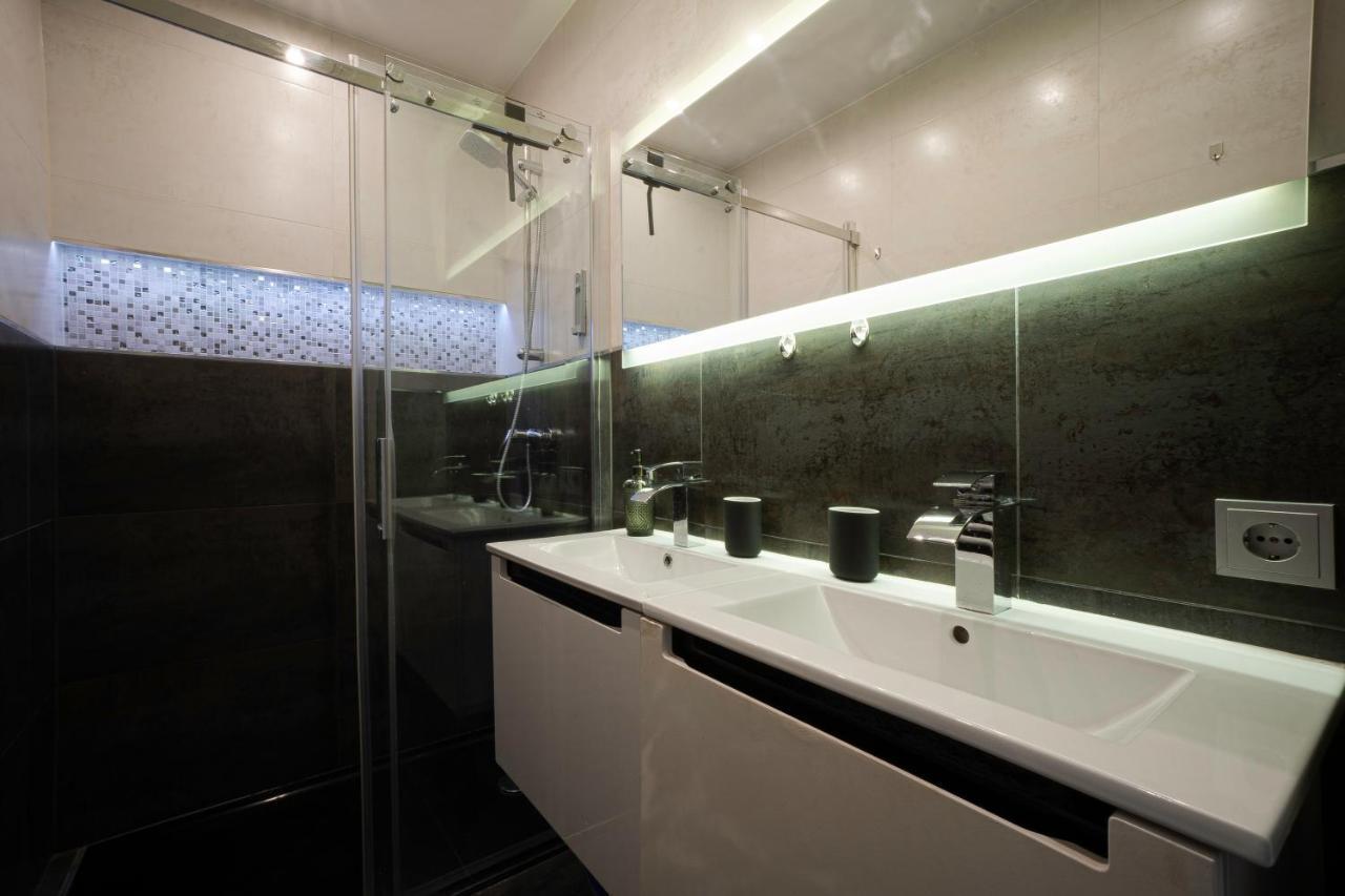 2-room On The First Floor With Designer Renovation. Exit To The Courtyard. 15 Minutes To Schloss Schoenbrunn * Wiedeń