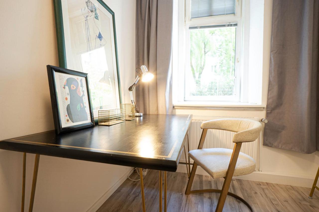 Apartament 2-room On The First Floor With Designer Renovation. Exit To The Courtyard. 15 Minutes To Schloss Schoenbrunn Wiedeń