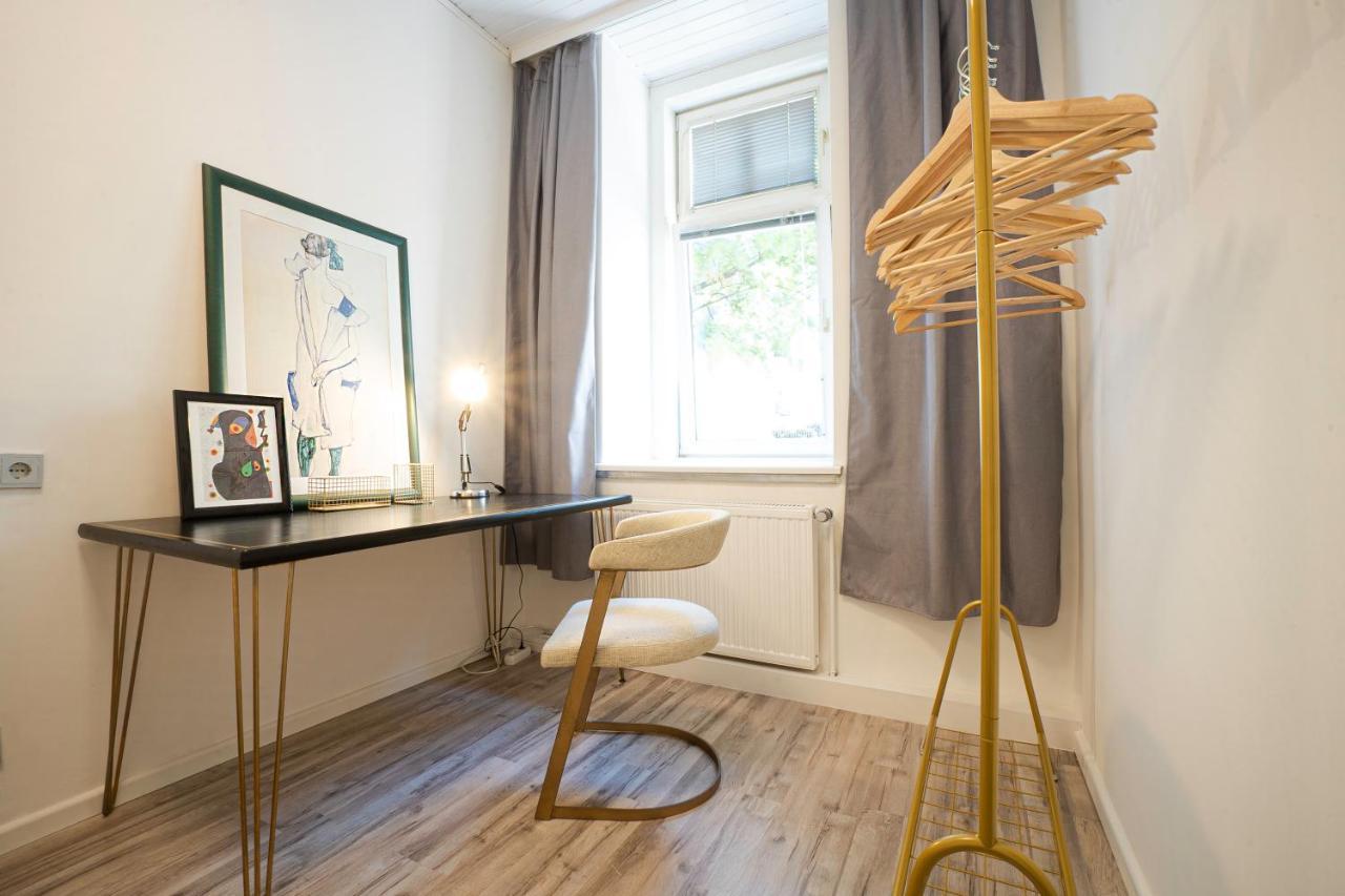 Apartament 2-room On The First Floor With Designer Renovation. Exit To The Courtyard. 15 Minutes To Schloss Schoenbrunn Wiedeń